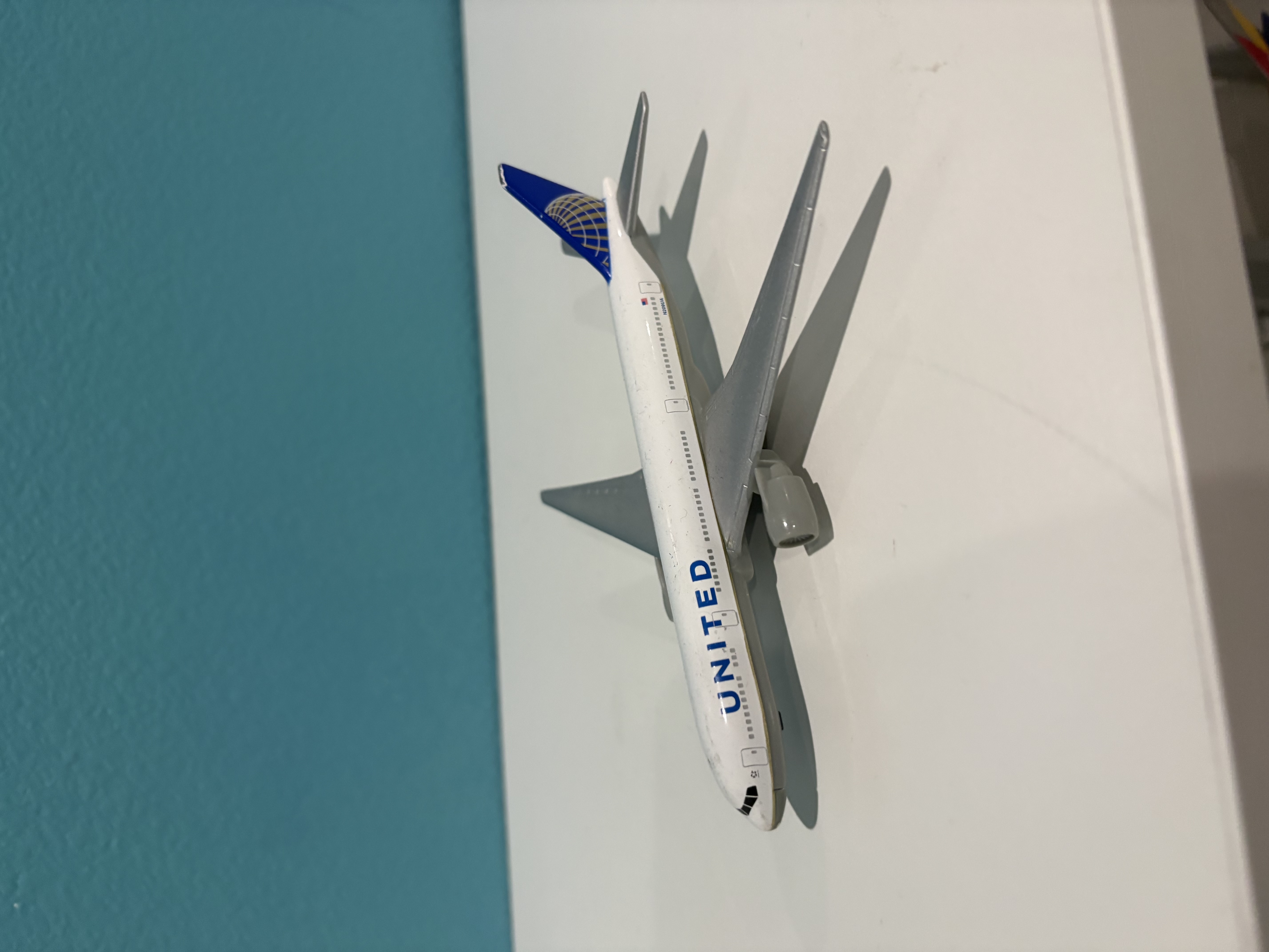 United Airlines Boeing 777-300ER 1:425